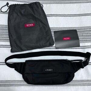 Like New TUMI Voyageur Juno Slim Waist Bag Black/Gunmetal